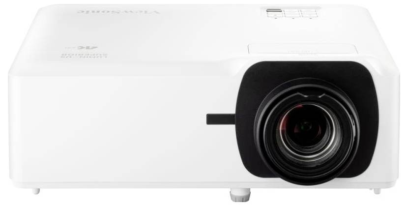 Fehér projektor nagy objektívvel az elején, vetítésre készen.