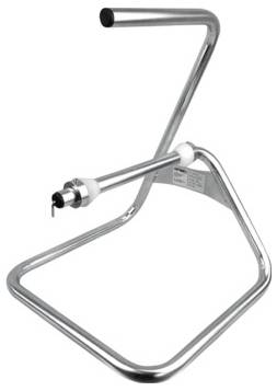 Egy ezüstszínű, téglalap alakú, fémből készült állvány felső, vízszintes rúddal és egy horoggal tárgyak felakasztásához.