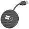 Egy kerek, fekete USB-C - HDMI adapter eszköz bordázott felülettel és egy HD+ logóval a tetején.