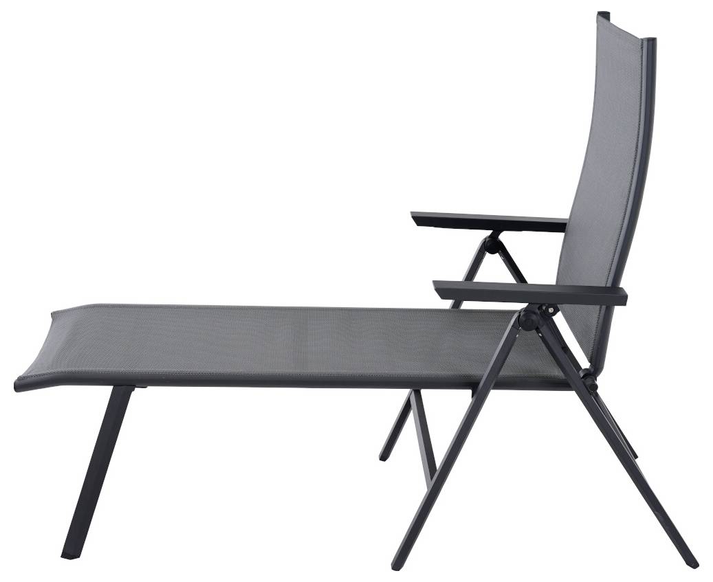 Fekete napozóágy állítható háttámlával és kartámasszal, oldalról nézve, fehér háttér előtt.