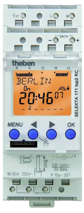 Elektronikus digitális óra kijelzővel, amelyen 'Berlin' felirat és '20:46:07' idő látható. Három kék gomb a menü és vezérlés céljára.