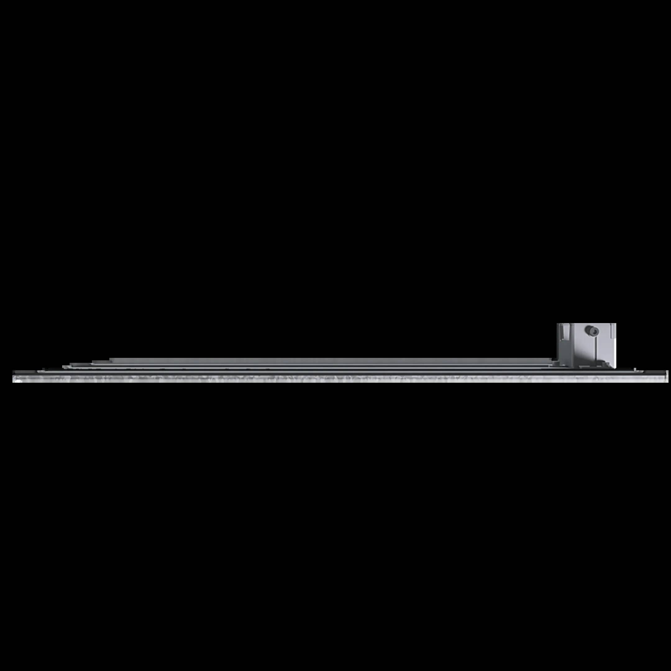 Egy keskeny, ezüstös tárgy fekete háttér előtt.