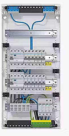 Egy nyitott elektromos elosztószekrény, amelynek belseje részletesen látható, több biztosítékkal és kábelcsatlakozással.