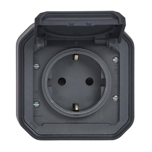 Szürke fali dugalj védőfedéllel, nyitott állapotban, két Schuko-típusú dugaszolóhely látható, beltéri használatra alkalmas.
