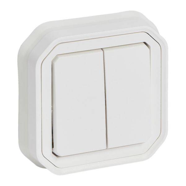 Egy fehér, kettes villanykapcsoló téglalap alakú dizájnnal, fali szerelésben, két billenőkapcsolóval ellátva.