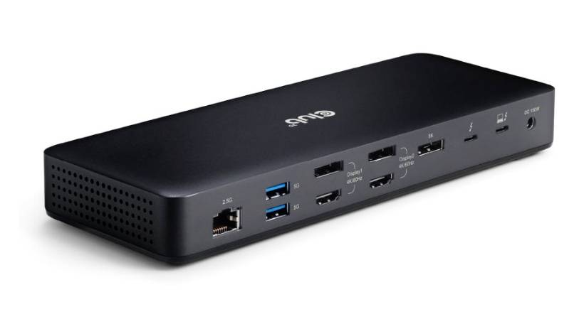 Fekete USB-C dokkoló több csatlakozóval, köztük USB, HDMI, Ethernet és fejhallgató-csatlakozó, fehér háttér előtt.