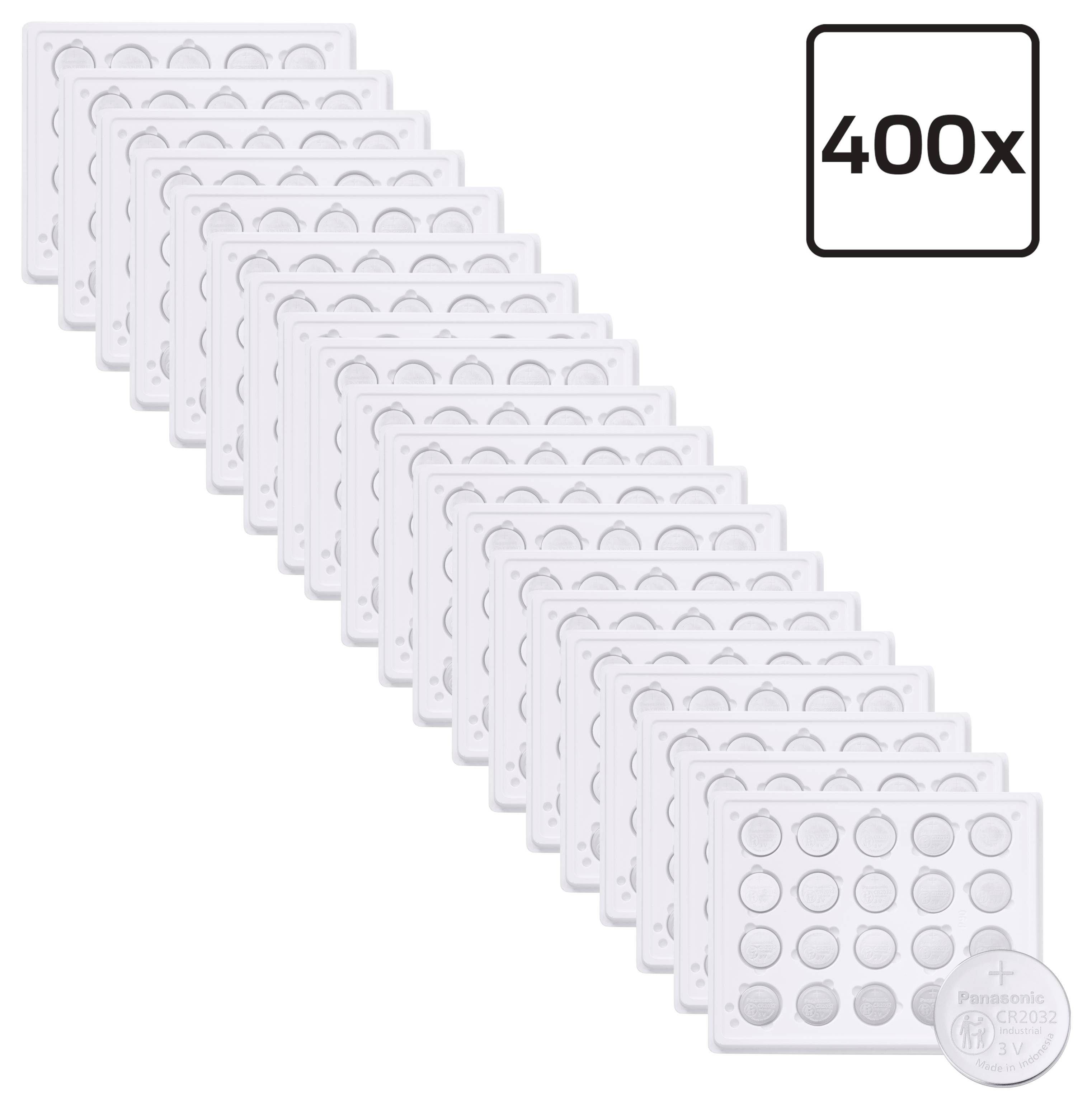 400 darab Panasonic CR2032 3V-os gombelem fehér buborékfólia csomagolásban elrendezve fehér háttéren.