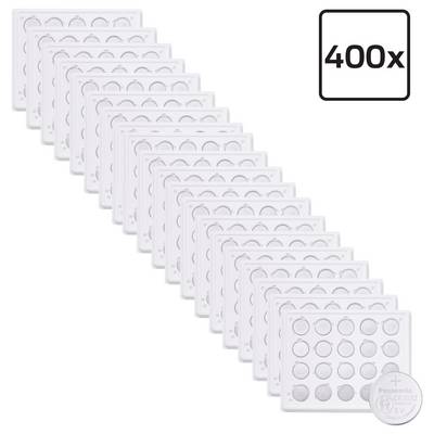 400 darab Panasonic CR2032 3V-os gombelem fehér buborékfólia csomagolásban elrendezve fehér háttéren.