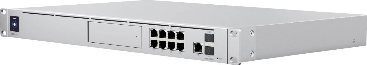 Egy ezüst hálózati switch több Ethernet porttal, rack-be szerelésre tervezve, elülső panelén LED-jelzőfényekkel.