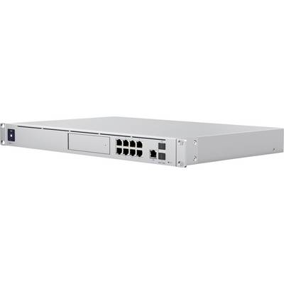 Egy ezüst hálózati switch több Ethernet porttal, rack-be szerelésre tervezve, elülső panelén LED-jelzőfényekkel.