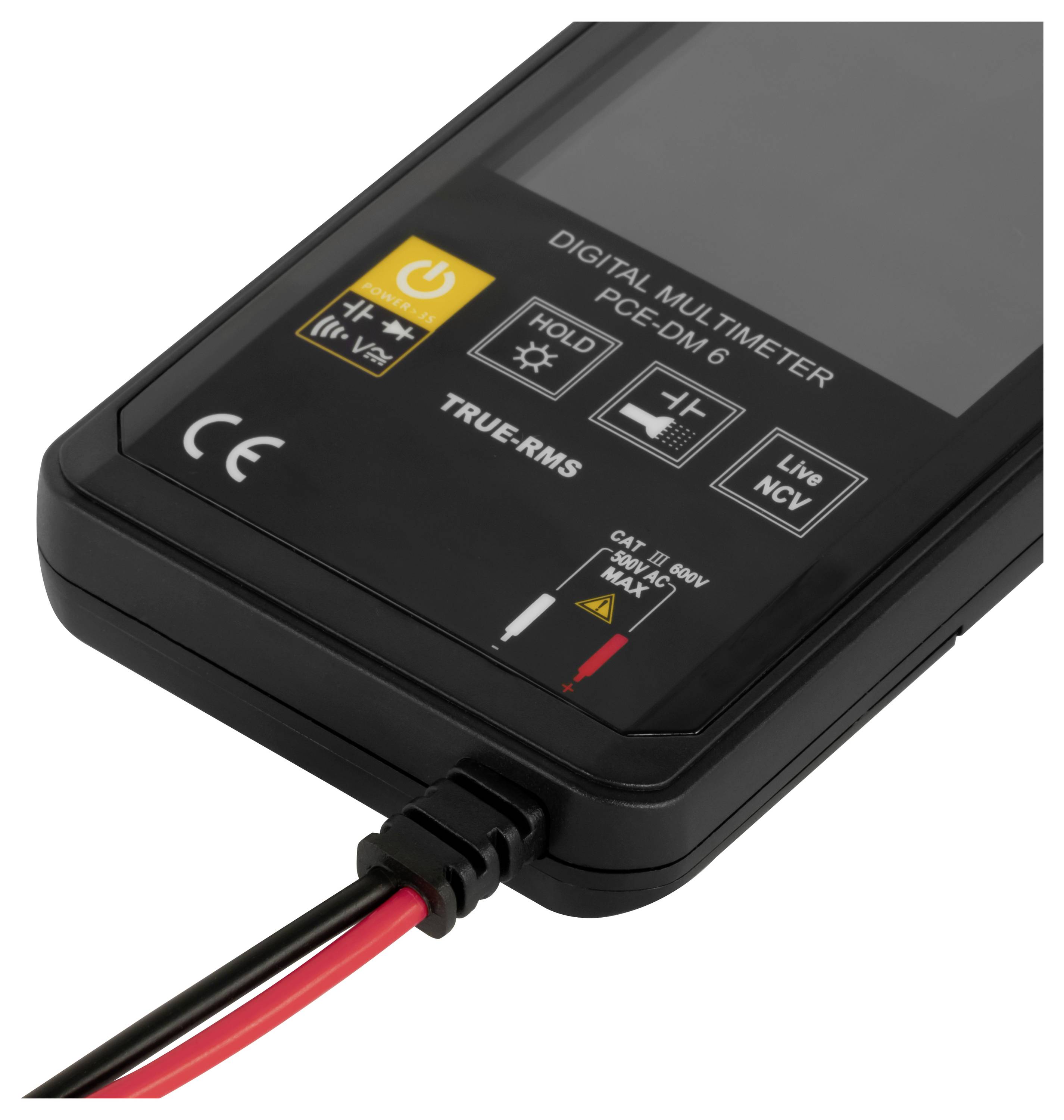 Egy digitális multiméter közelképe, PCE-DM 6 modell, amely a készülék elülső panelját mutatja bekapcsolt energiaellátással, tartás- és élő NCV gombokkal, valamint a csatolt piros és fekete tesztvezetékekkel.