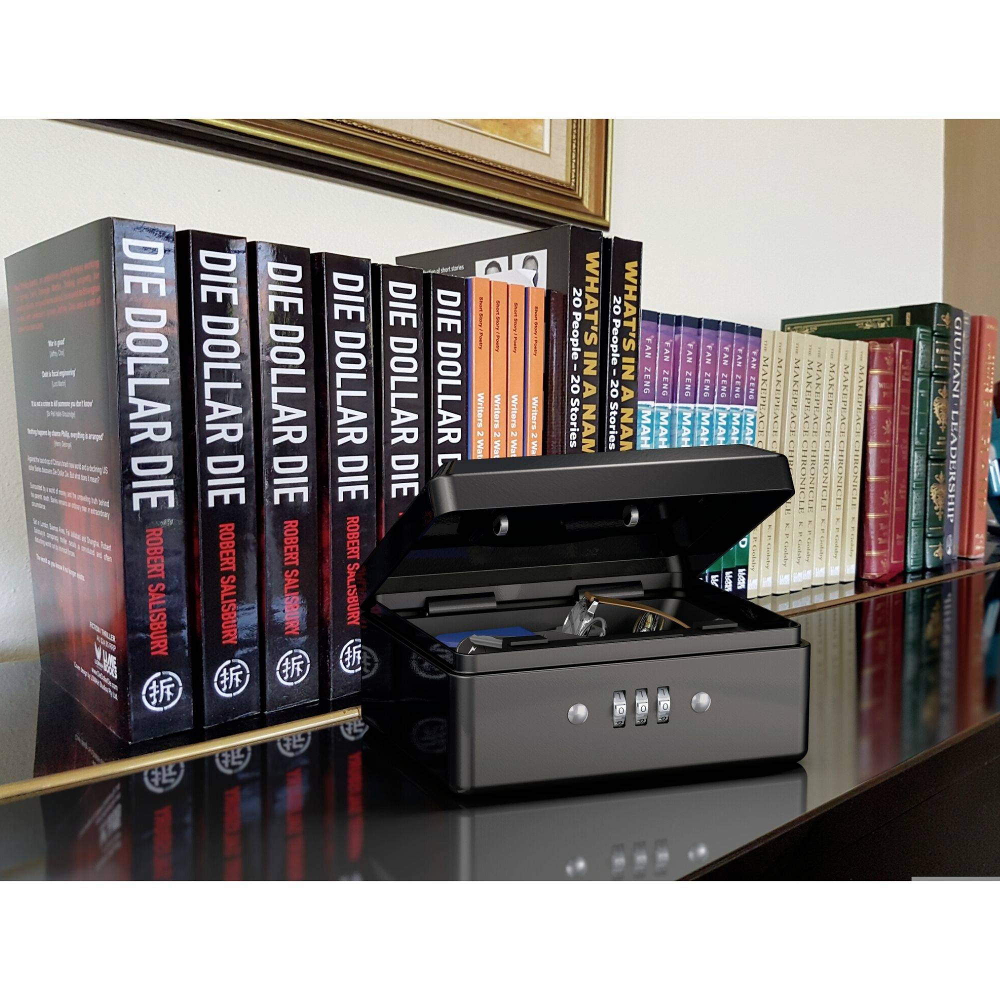 Egy nyitott széf egy polcon, thriller regények körülvéve. A széfben egy óra és egy kulcsköteg található.