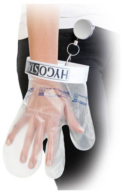 Egy személy átlátszó egyszer használatos kesztyűt visel, amelyet egy rugalmas szalag rögzít a csuklójánál.