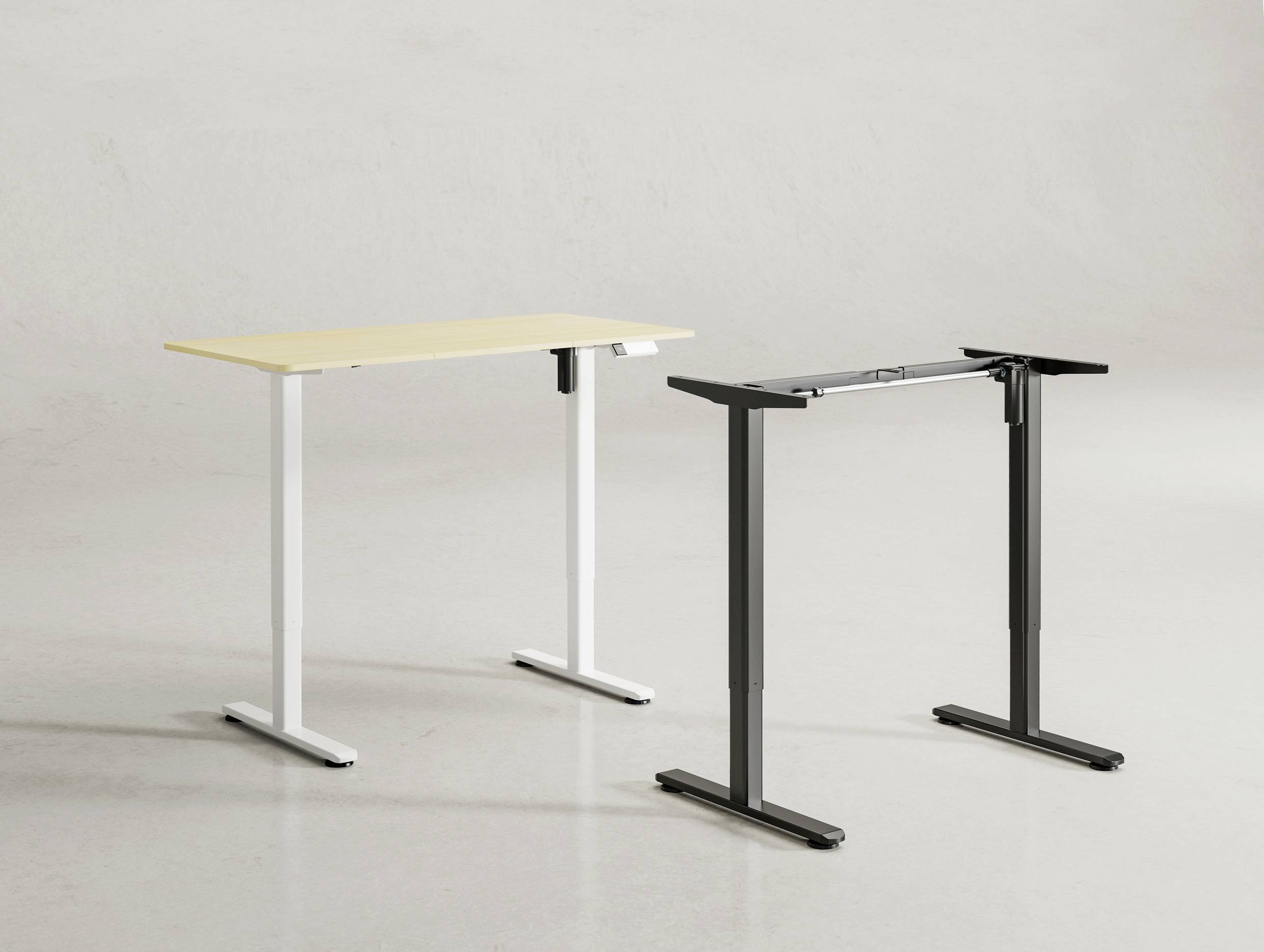 Két magasságállítható íróasztal, az egyik világos fa lappal, fehér kerettel, a másik fekete kerettel, szürke háttér előtt.