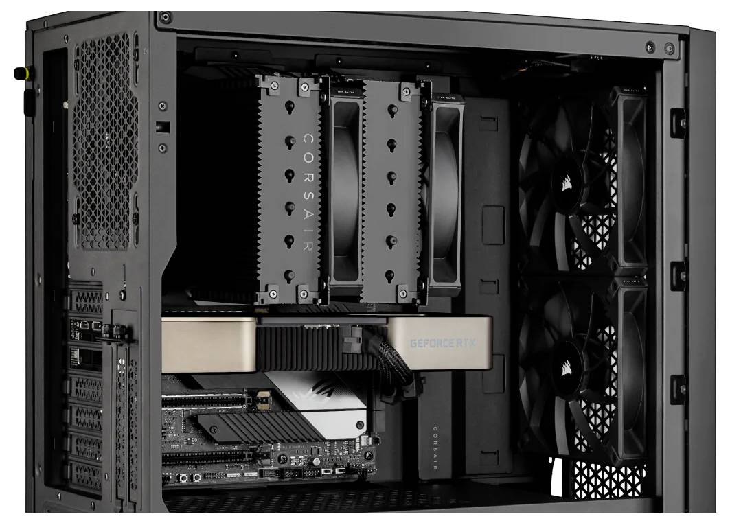 Egy nyitott számítógép, amelyen látható a CPU hűtője, grafikus kártya és több ventilátor, egy házba szerelve.