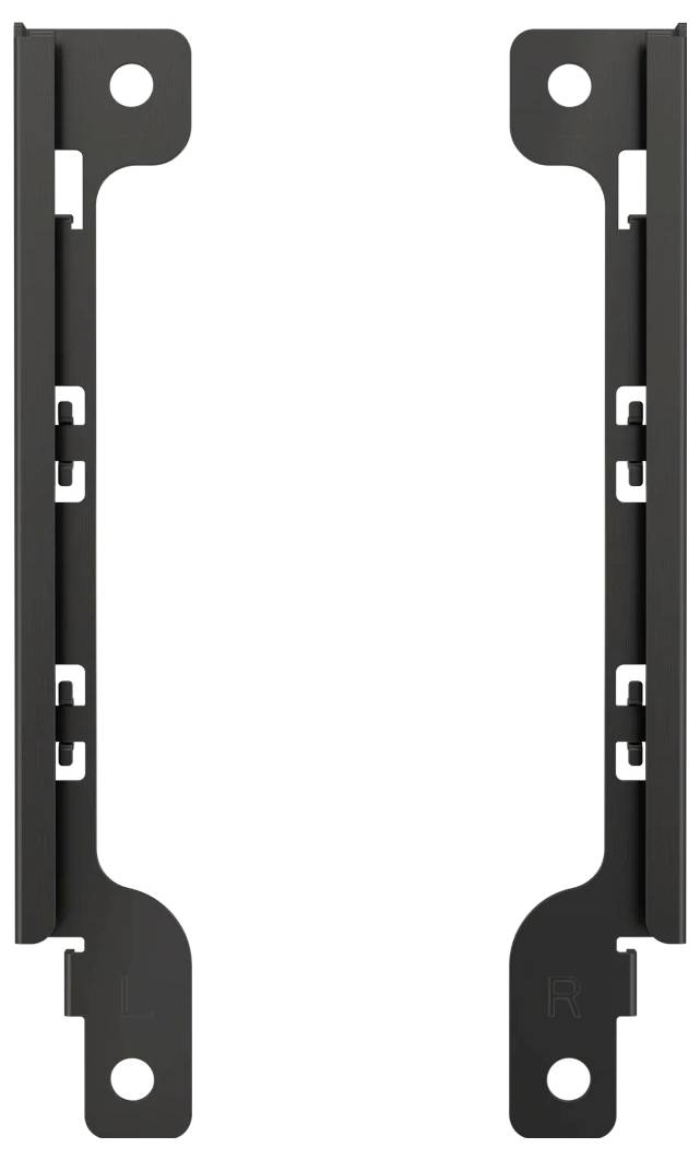 Fekete-szürke fémdarab, téglalap alakú, lyukakkal a sarkokon és oldalsó rögzítőcsipeszekkel, valószínűleg egy szerelési tartó.