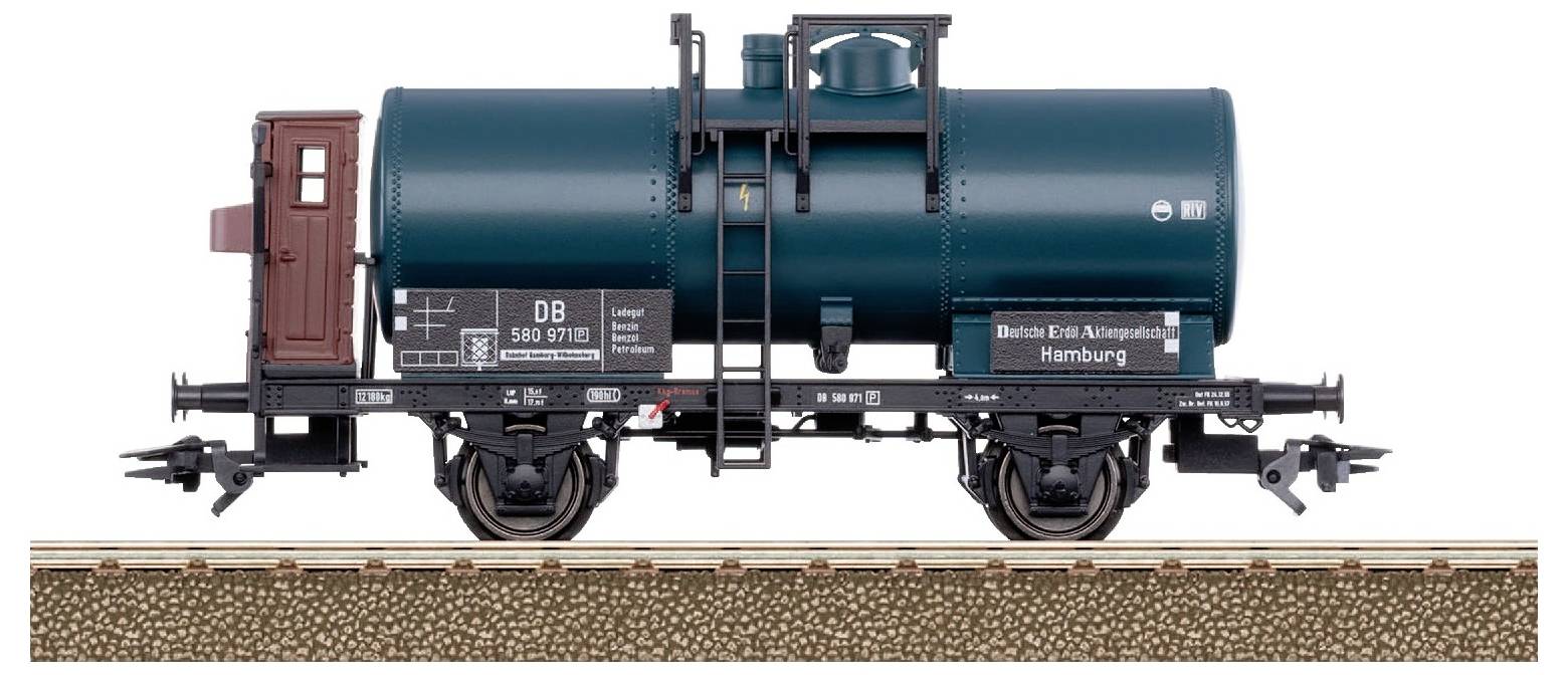 A Deutsche Bahn egy zöld tartálykocsi modellje a síneken, '580 517' és 'Berlin Betriebsstoffwagen Hamburg' felirattal.