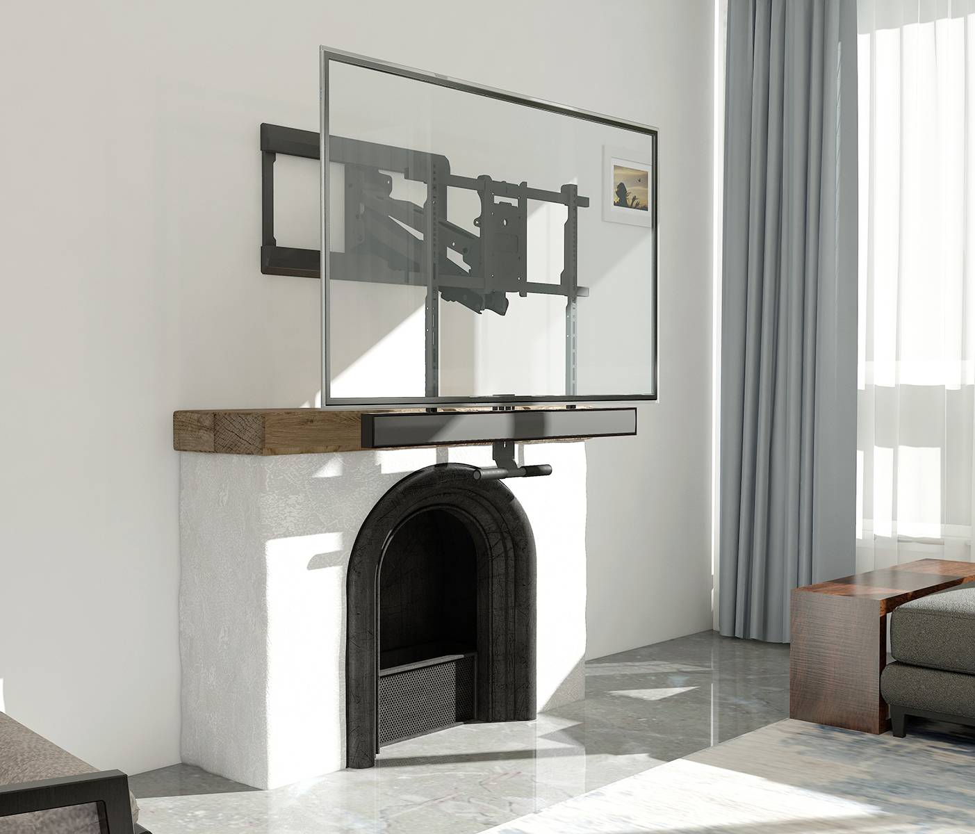 Egy lapos képernyős televízió fali tartón lóg egy használaton kívüli kandalló felett. Egy kanapé áll jobbra a képen.