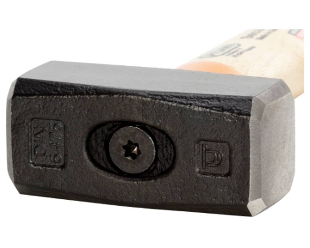 Egy négyzet alakú kalapácsfej beütött jelzésekkel és központi csavarral, fanyélre szerelve.