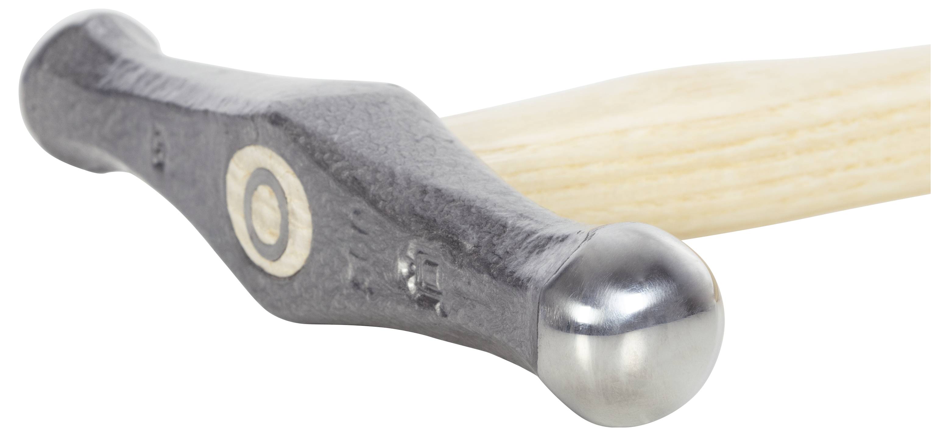 Egy kerek fejű fémkalapács világos fa nyéllel, amelyet kovácsmunkákhoz vagy fémmegmunkáláshoz használnak.