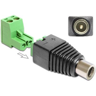 Egy zöld csatlakozó kerül be egy fekete adapterbe. Jobbra fent az adapter csatlakozójának közeli felvétele látható.