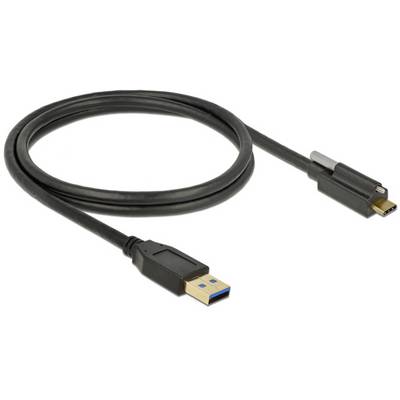 Egy fekete USB-kábel, amelynek egyik végén USB-A csatlakozó, a másik végén USB-C csatlakozó van, fehér háttér előtt.