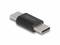 Egy fekete házas USB-C adapter, amely lehetővé teszi USB-C kábelek csatlakoztatását különböző eszközökhöz.