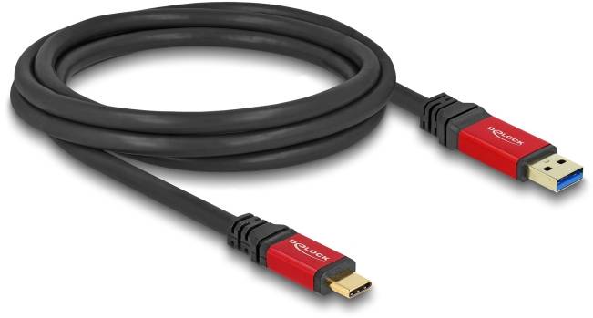 Egy fekete USB-kábel USB-A és USB-C csatlakozóval. Mindkét csatlakozó piros házzal és felirattal rendelkezik.