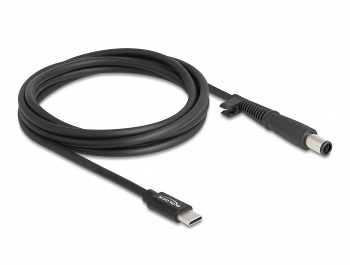 Egy fekete USB-C-ről DC-re átalakító hálózati kábel hurokkal fehér háttér előtt. Elektronikus eszközökhöz megfelelő.