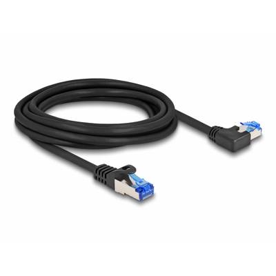 Egy fekete Ethernet-kábel RJ45 csatlakozókkal mindkét végén, az egyik egyenes, a másik 90 fokkal meghajlított, fel van tekerve.