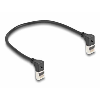 Fekete Ethernet-kábel derékszögű csatlakozóval, amelyet számítógépes hálózatokban használnak a gyorsabb adatátvitel érdekében.