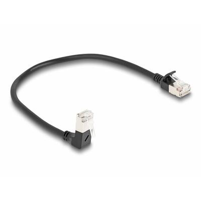 Egy fekete Ethernet-kábel két RJ45 csatlakozóval a végein, fehér háttér előtt elrendezve.
