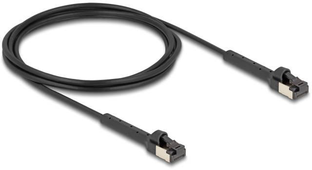 Fekete hálózati kábel két RJ45 csatlakozóval. Ethernet-kapcsolatokhoz alkalmas, amelyet jellemzően otthoni vagy irodai hálózatokban használnak.
