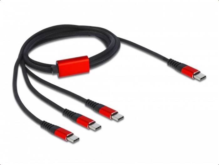 Egy fekete kábel piros csatlakozóval négy végződésben végződik, mindegyik USB-C porttal ellátva, adatátvitelre és áramellátásra érzékeny eszközökhöz megfelelő kivitelben.