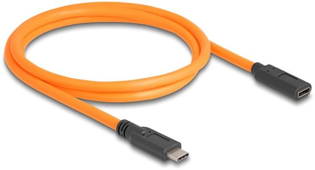 Egy narancssárga USB-C-kábel fekete csatlakozókkal mindkét végén, fehér felületen feltekerve.