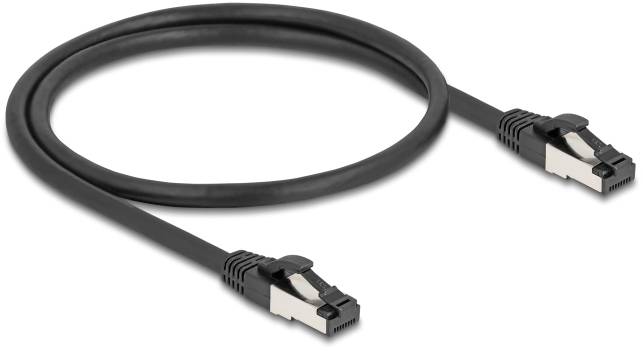 Egy fekete Ethernet-kábel, mindkét végén két RJ45 csatlakozóval, hálózati kapcsolatok létrehozására használva.