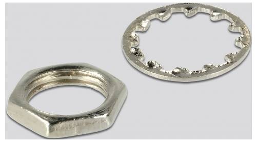 Egy hatszögletű fémanya és egy fogazott biztosítógyűrű szürke háttér előtt.