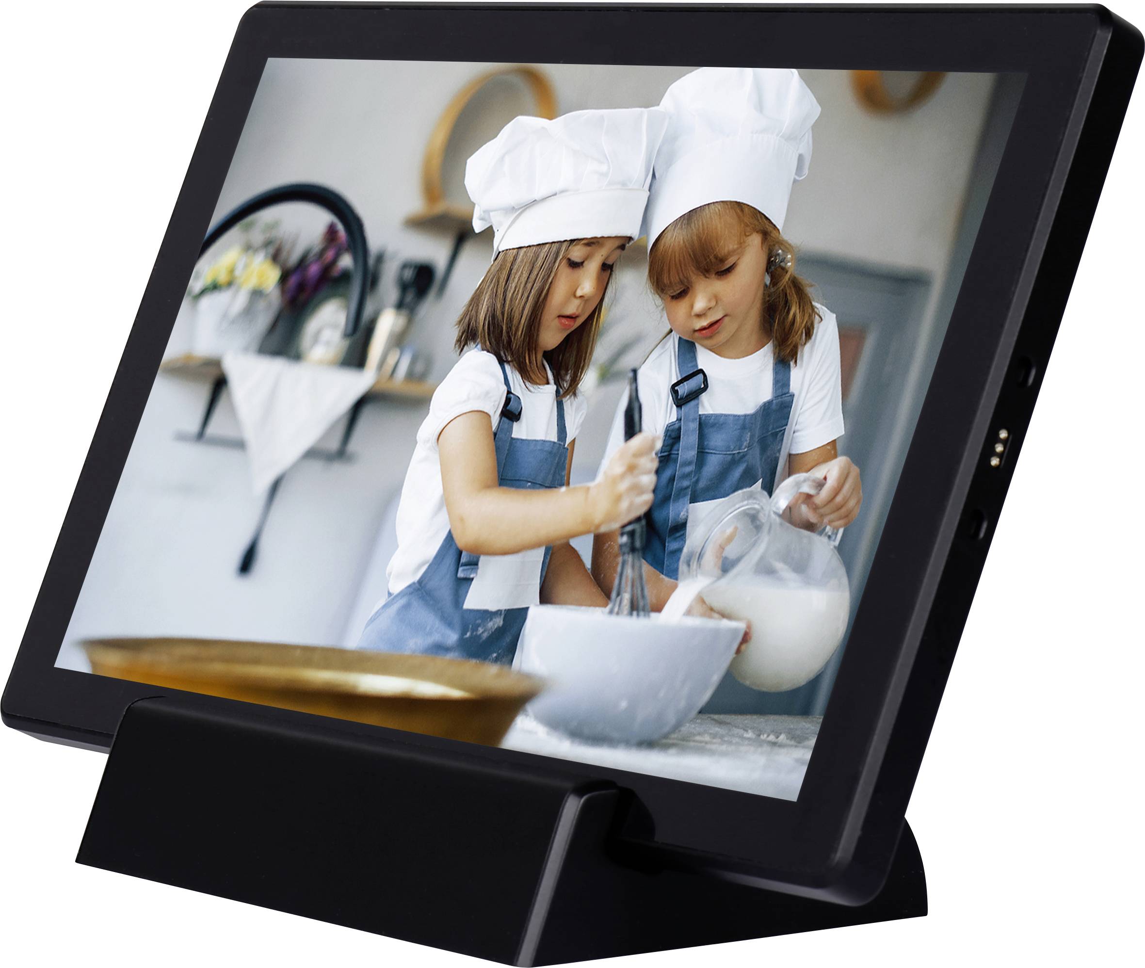 Két lány fehér szakácssapkában és kötényben keverik a lisztet és a tejet egy konyhában. Az egyik lány habverőt tart, a másik egy kannát.
