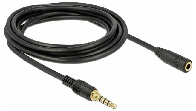 Egy fekete audiokábel 3,5 mm-es jack csatlakozóval az egyik végén és egy megfelelő aljzattal a másik végén.