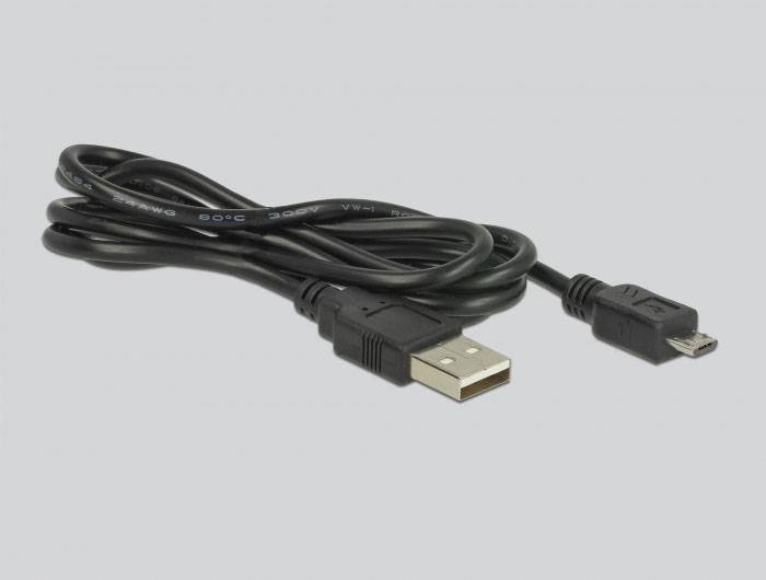 Egy fekete USB-kábel, amelynek az egyik végén szabvány USB-csatlakozó, a másik végén pedig Micro-USB-csatlakozó van.