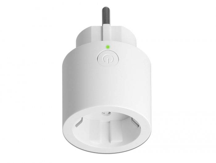 Fehér okos konnektor zöld LED-fénnyel és be-/kikapcsoló gombbal, alkalmas elektromos készülékek vezérlésére okostelefon segítségével.