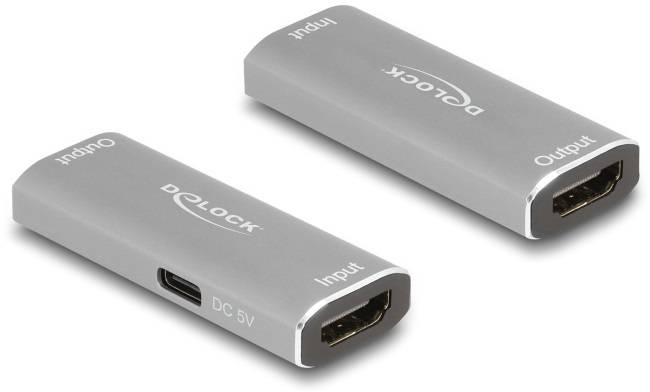 Két ezüstszínű HDMI-adapter (bemenet és kimenet) Delock márkától, DC 5V csatlakozóval.