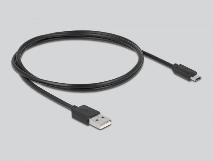 Fekete USB-ről micro USB-re átalakító kábel szürke háttér előtt, teljes hosszában látható mindkét csatlakozó típussal.