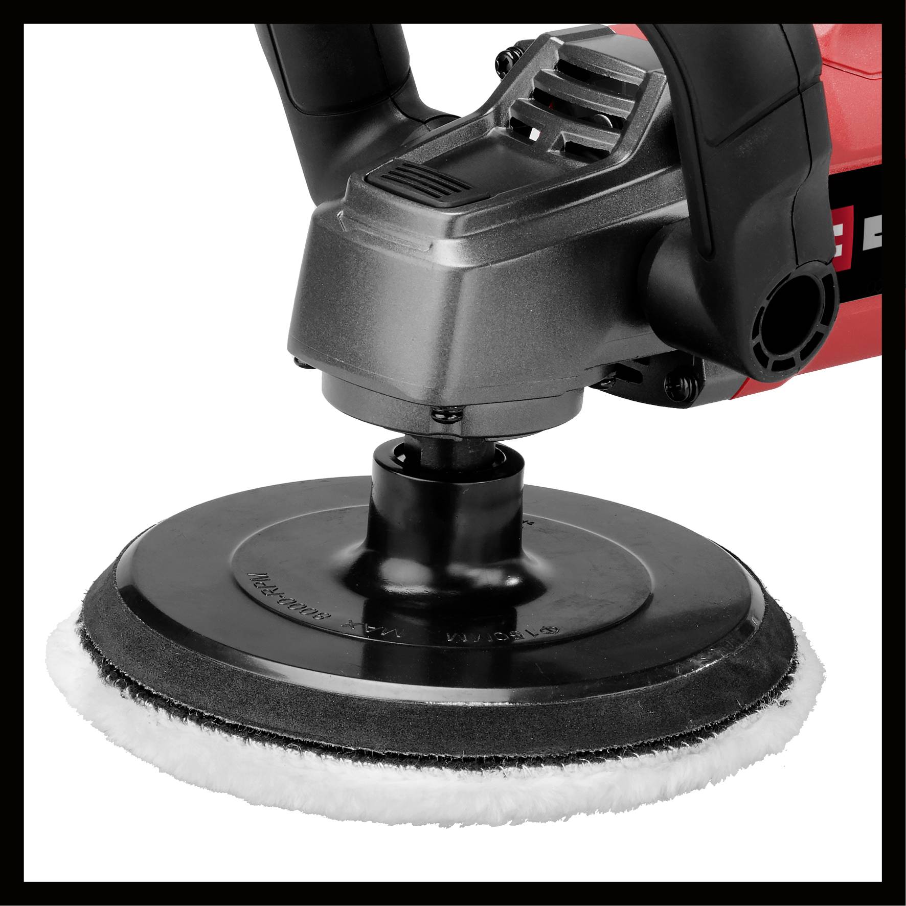 Egy fekete és piros házú elektromos polírozógép fehér polírozófeltéttel, amely alkalmas autóápolásra és polírozási munkálatokra.