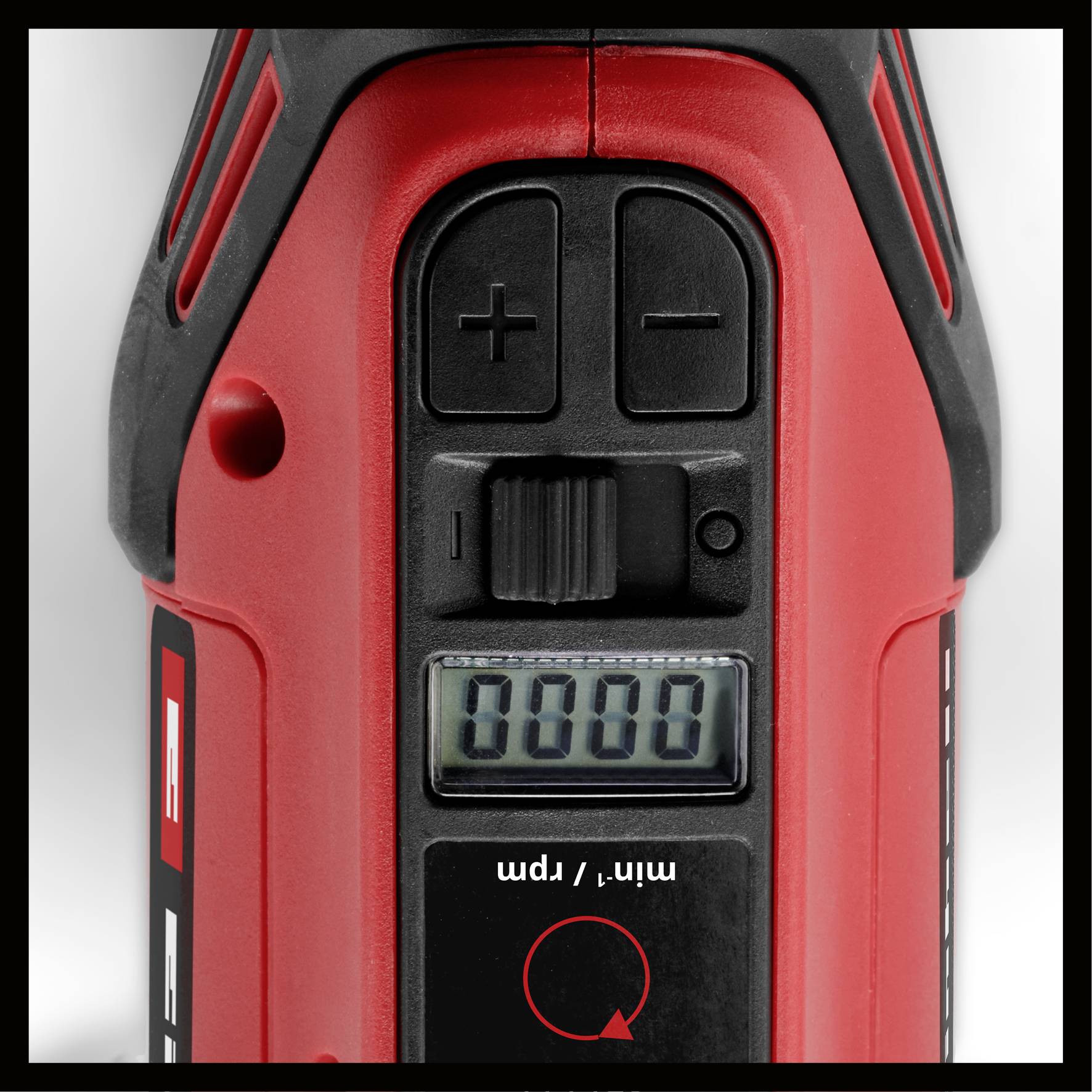 A piros digitális eszköz felső része, amelynek kijelzőjén '0000' látható, sebességszabályzó gombokkal és 'min/rpm' jelöléssel.