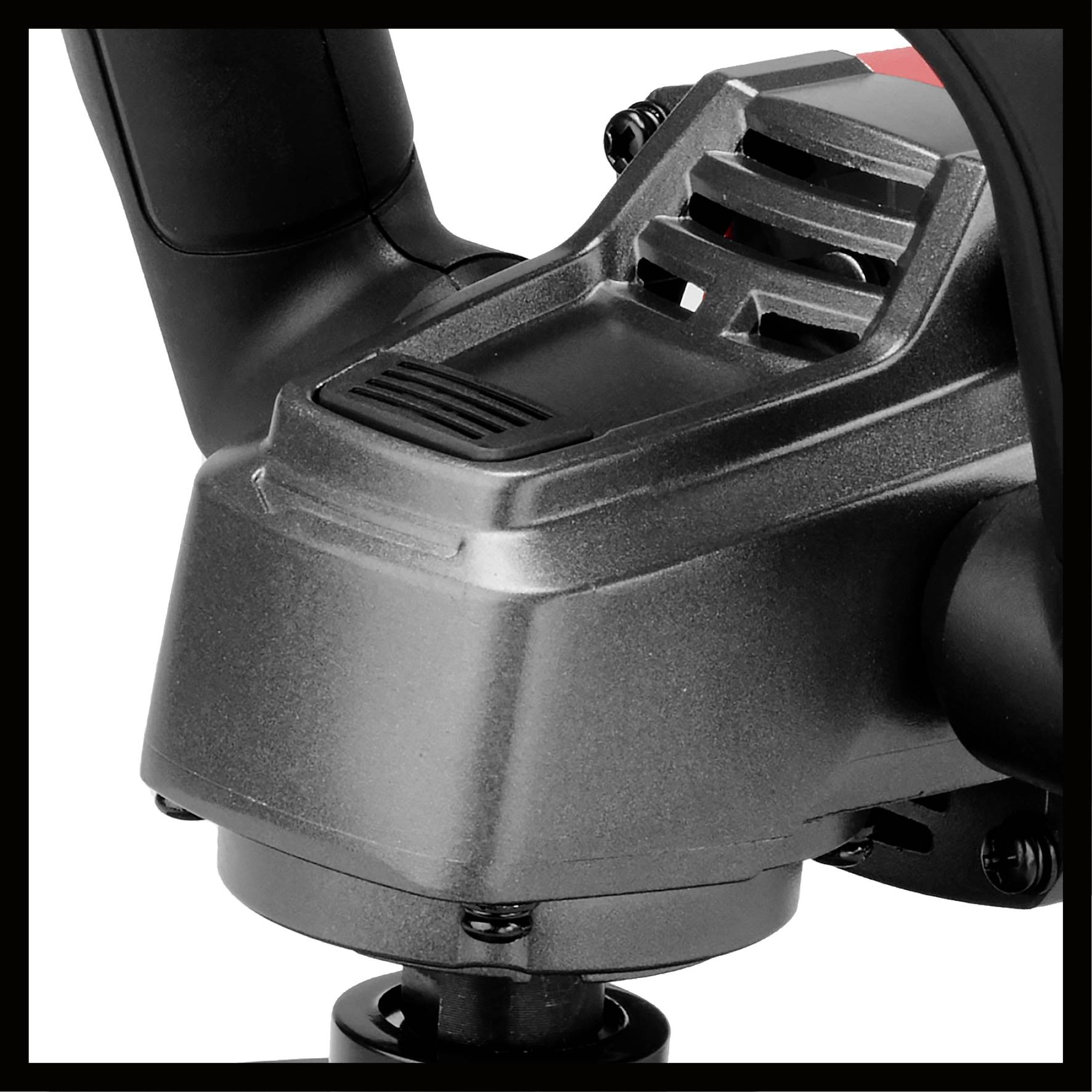 Egy fekete és szürke tartó közeli felvétele rögzítőcsavarokkal és szellőzőnyílásokkal, amely valószínűleg egy állvány vagy gép alkatrésze.