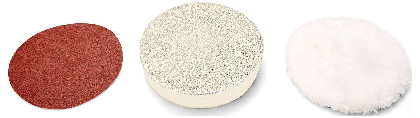 'Három csiszológép és polírozókorong: balra piros, középen bézs csiszolókorong, jobbra fehér polírozókorong.'