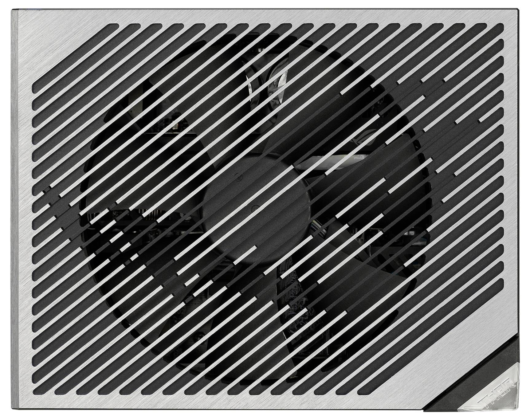 Egy számítógép fekete ventilátor-egysége átlós rácsszerkezetű védőráccsal, amely védi a ventilátort.
