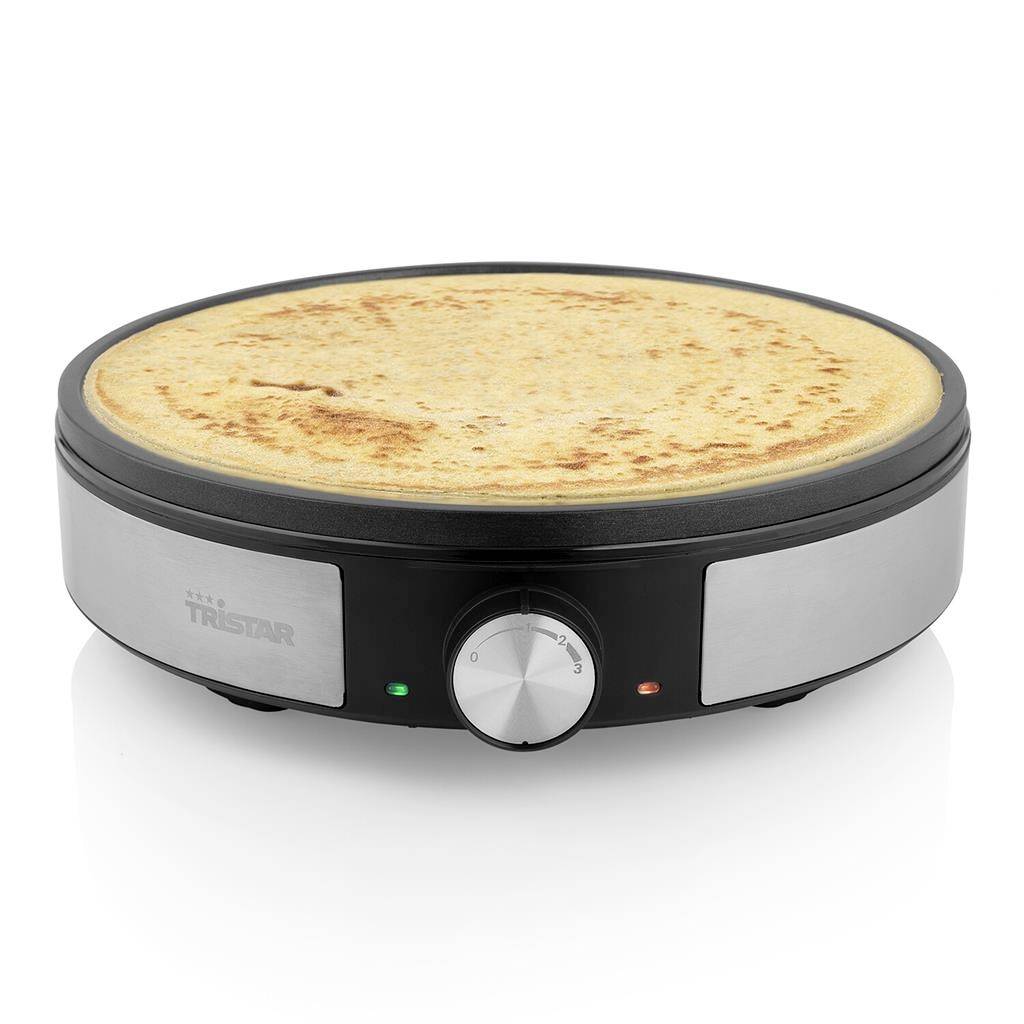 Elektromos palacsintasütő egy aranybarna palacsintával a közepén. Két jelzőlámpa és egy forgatógomb található elöl.