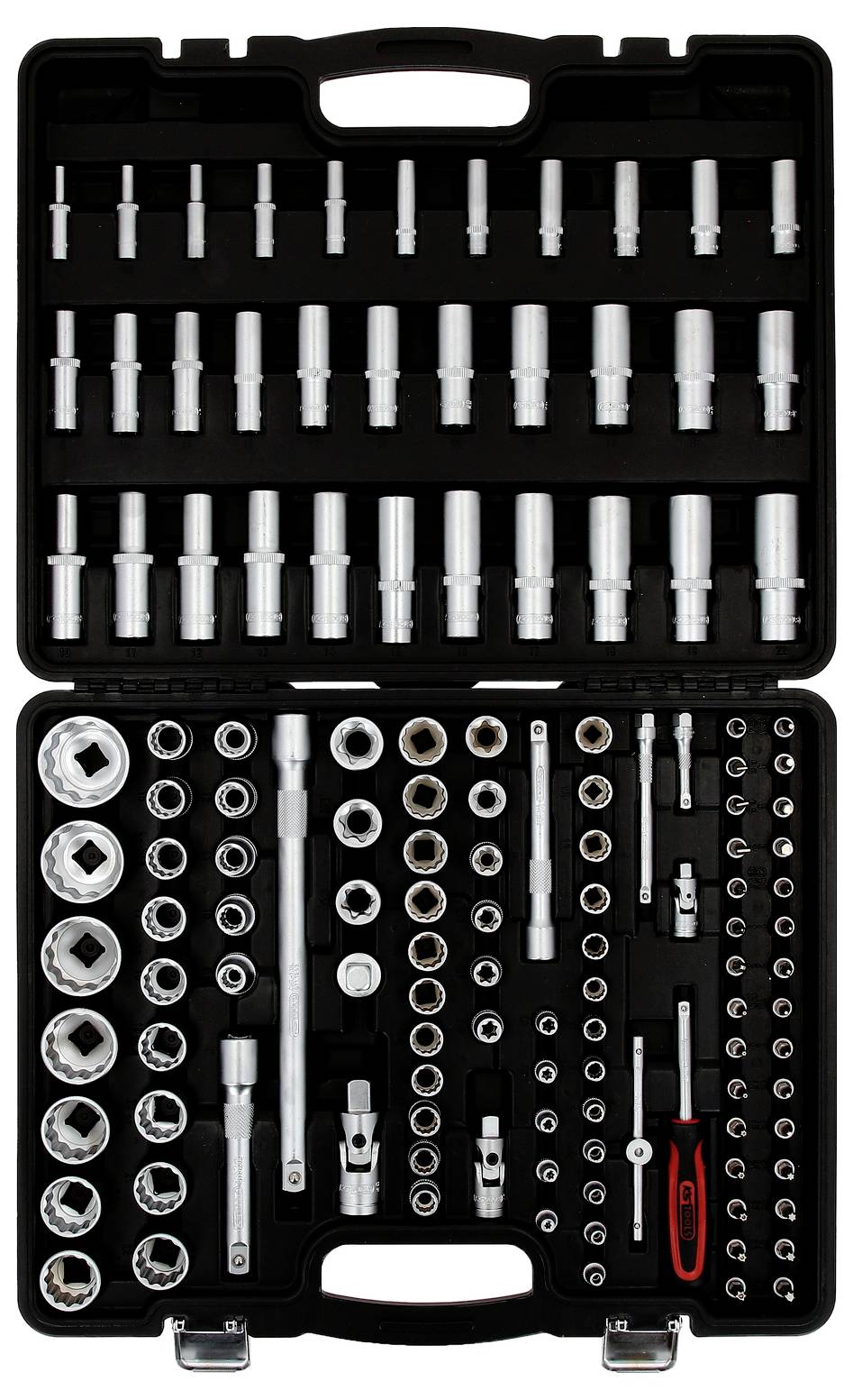 Egy szerszámosláda különböző dugókulcsokkal és racsnis kulcsokkal, sorokba rendezve. Hosszú, rövid dugókulcsokat és toldatokat tartalmaz.